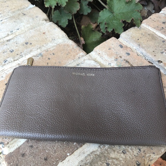 Michael Kors Leather Long Zip Wallet - Picture 2 of 7